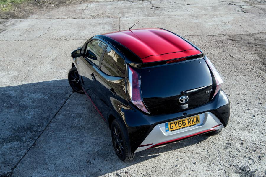  Toyota Aygo x-press 5-Door 2017 года  (UK) (фото 5 из 18)
